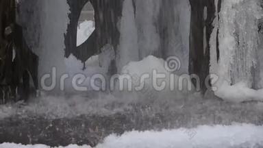 普林斯顿，美国-2019年11月15日：普林斯顿喷泉，水冻结，它被冰覆盖着